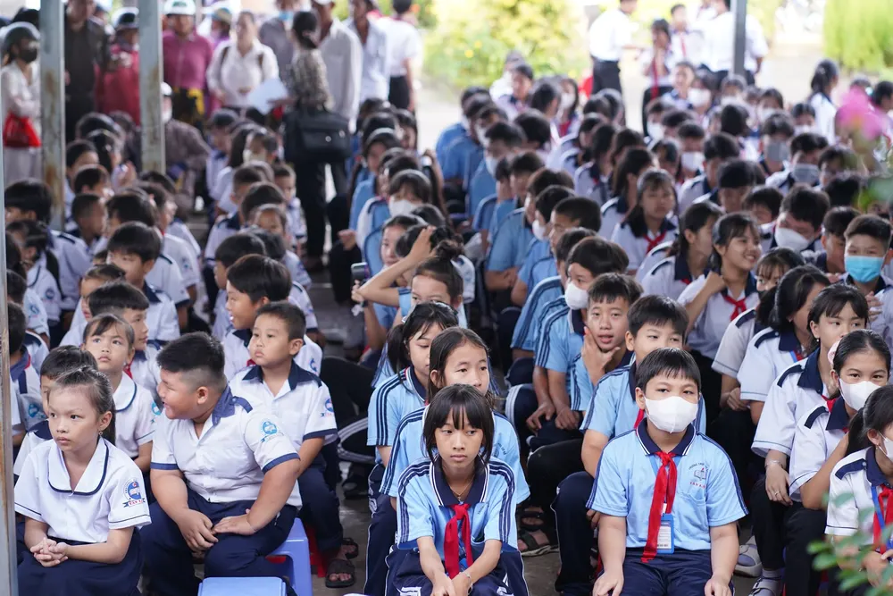 Tặng quà học sinh khó khăn