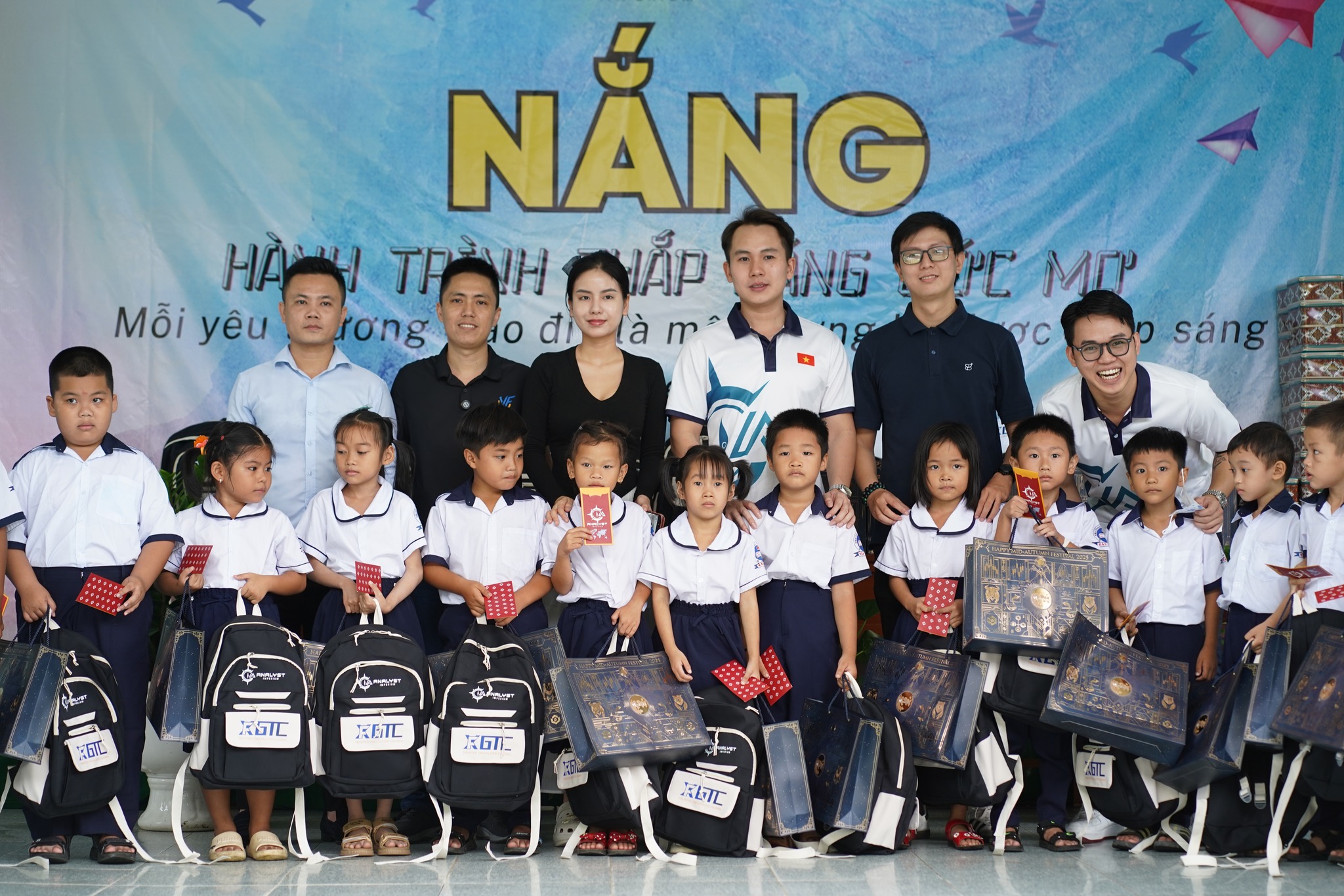 Tặng quà học sinh khó khăn