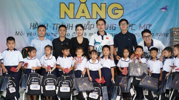 Tặng quà học sinh khó khăn của VF Caput tại Đồng Tháp